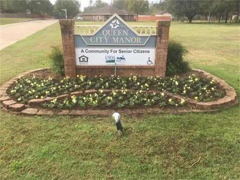 806 E Houston Street Queen City, TX 75572