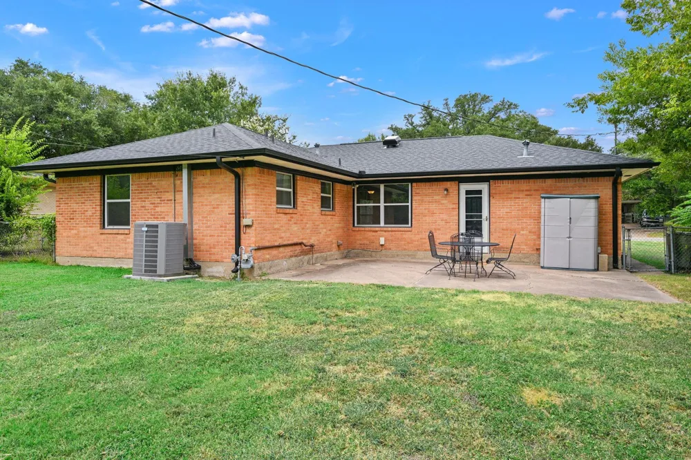 1915 Vinewood Drive Bryan, TX 77802