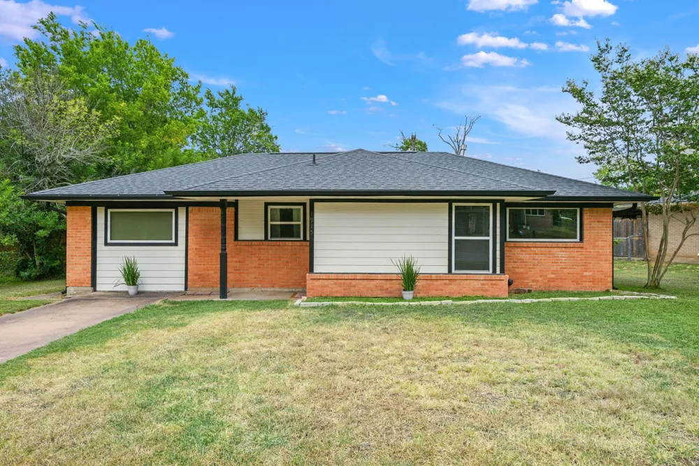 1915 Vinewood Drive Bryan, TX 77802