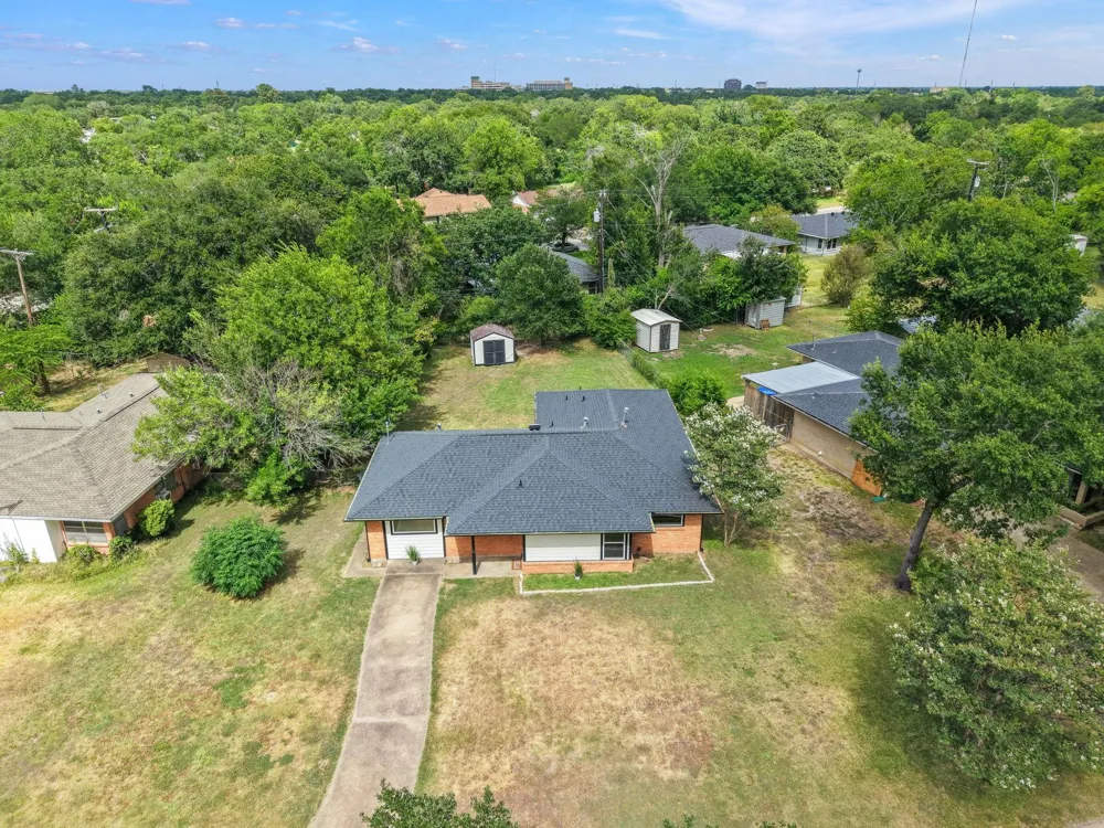 1915 Vinewood Drive Bryan, TX 77802