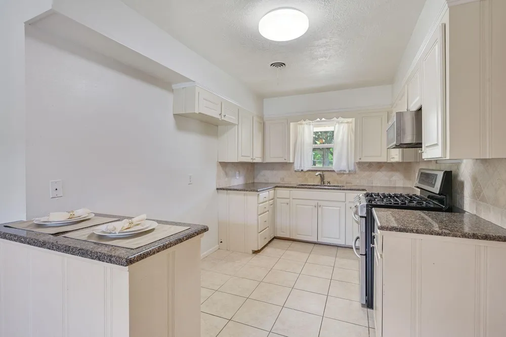 1915 Vinewood Drive Bryan, TX 77802