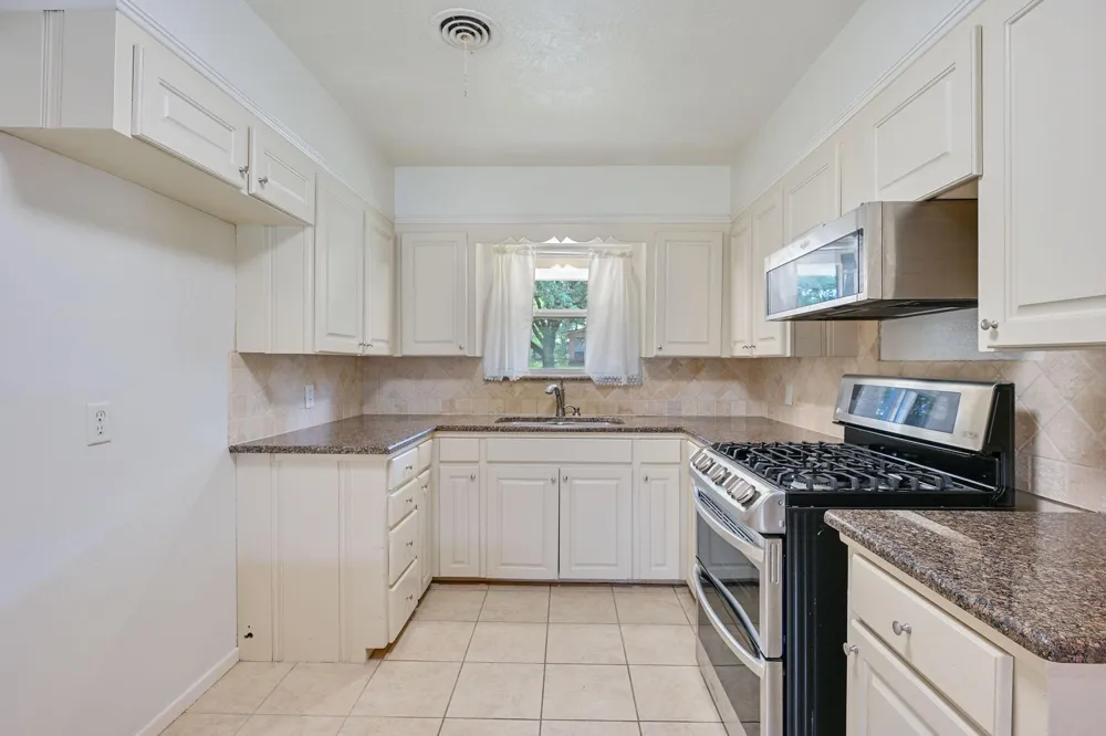 1915 Vinewood Drive Bryan, TX 77802