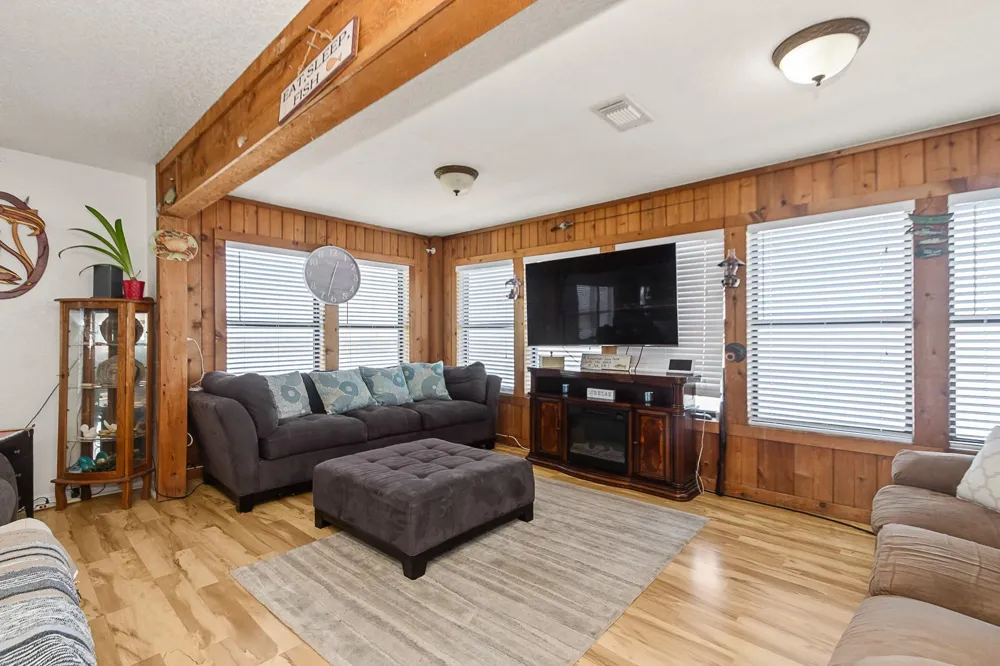 222 Fishermans Isle Brazoria, TX 77422