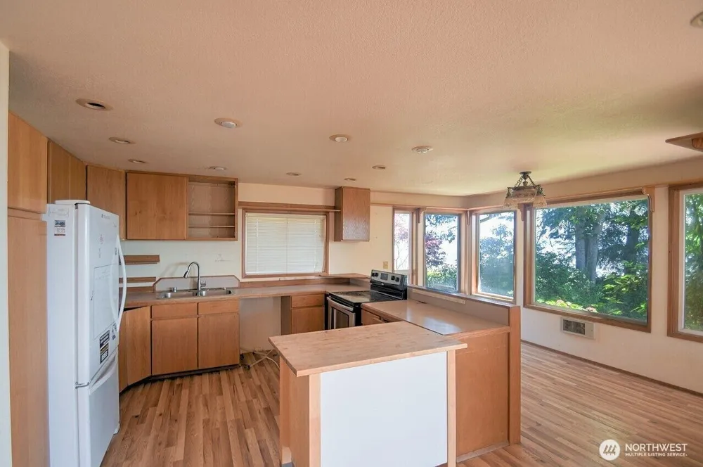 180 Sunrise Avenue SE Ocean Shores, WA 98569