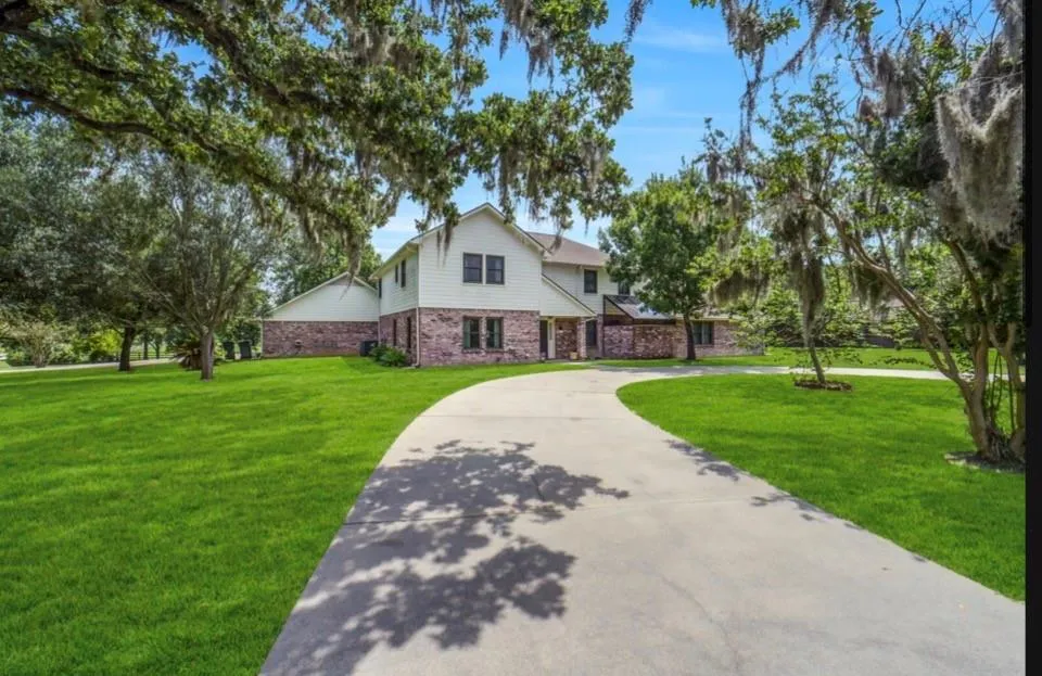 3011 Willow Oak Lane Sealy, TX 77474