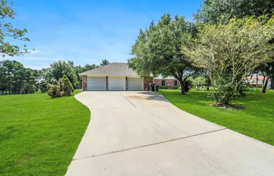 3011 Willow Oak Lane Sealy, TX 77474