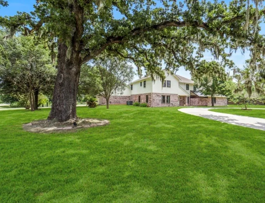 3011 Willow Oak Lane Sealy, TX 77474