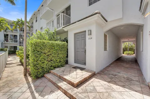 2725 NE 8th Avenue #104
