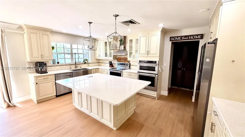2409 Bayview Dr Fort Lauderdale, FL 33305
