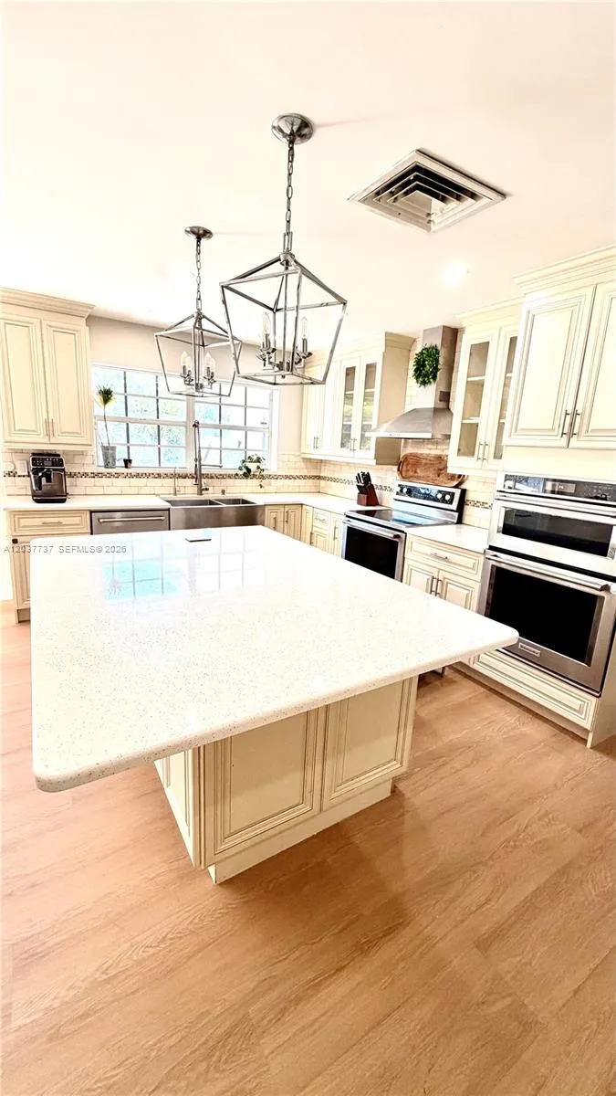 2409 Bayview Dr Fort Lauderdale, FL 33305