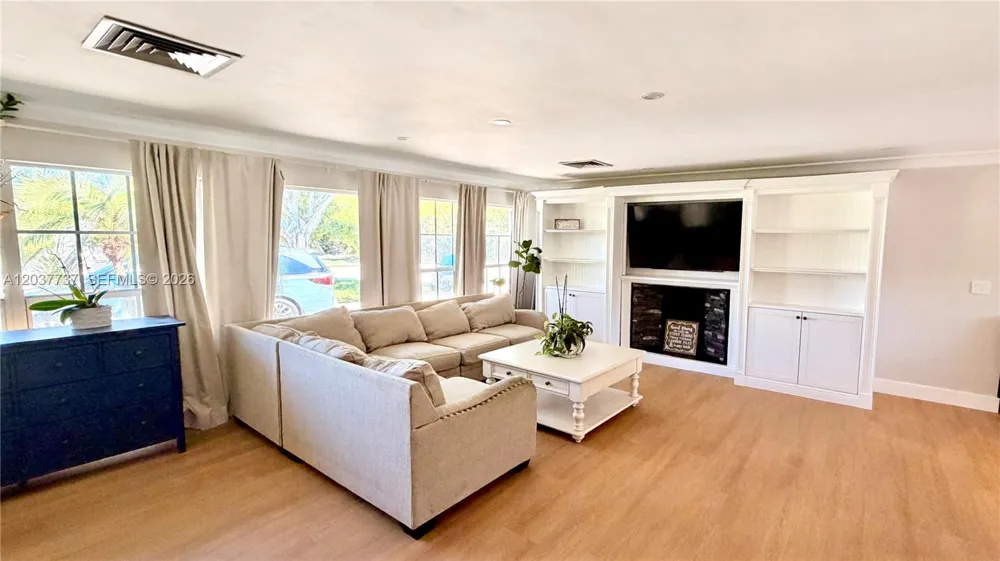 2409 Bayview Dr Fort Lauderdale, FL 33305
