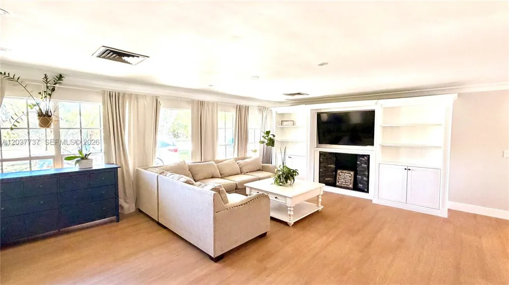 2409 Bayview Dr Fort Lauderdale, FL 33305