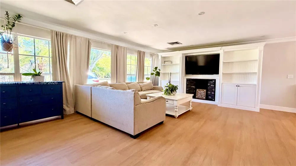 2409 Bayview Dr Fort Lauderdale, FL 33305