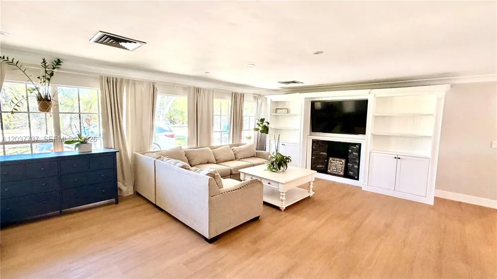 2409 Bayview Dr Fort Lauderdale, FL 33305