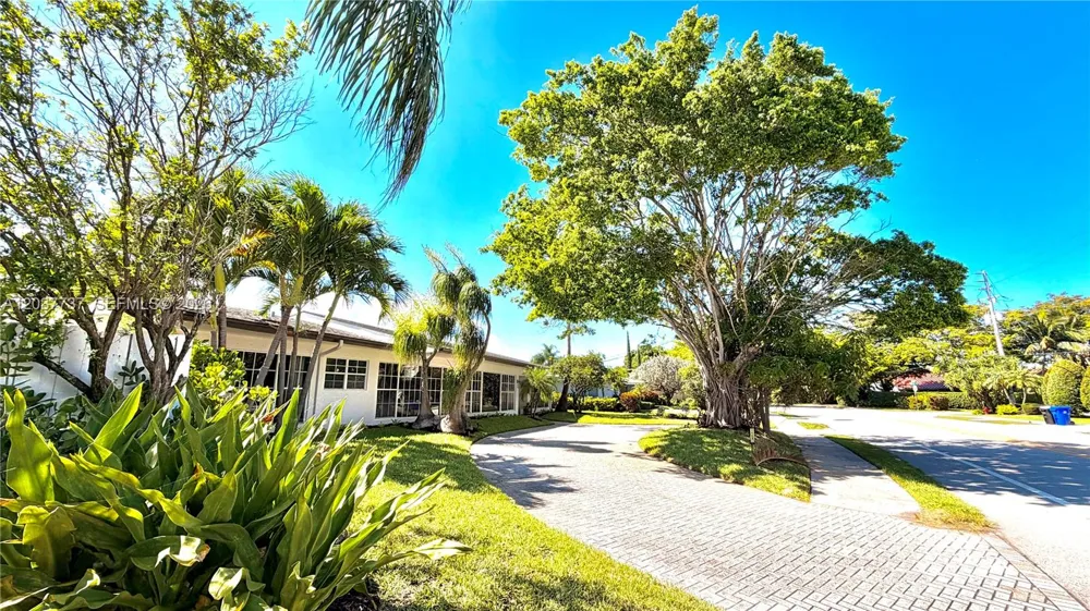 2409 Bayview Dr Fort Lauderdale, FL 33305