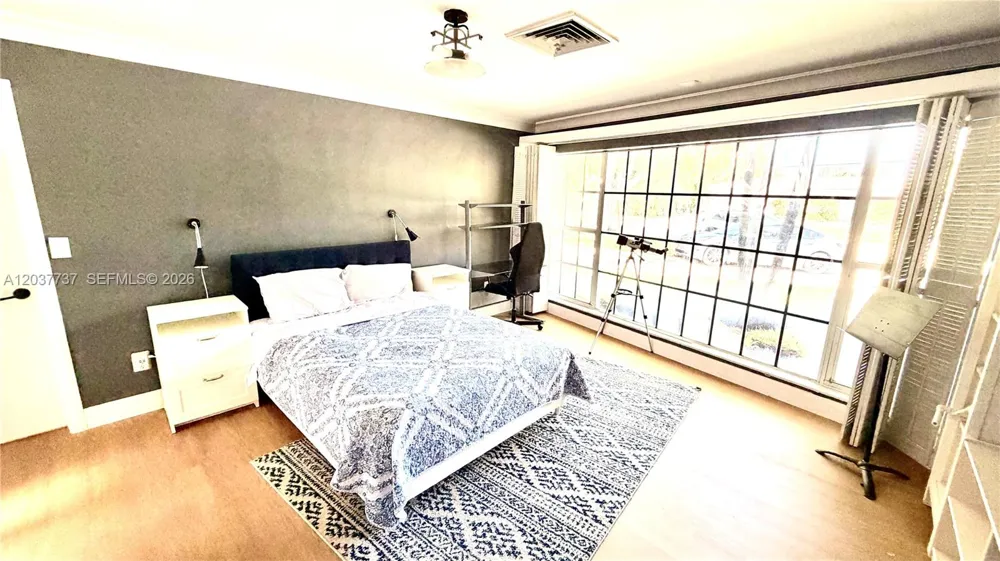 2409 Bayview Dr Fort Lauderdale, FL 33305