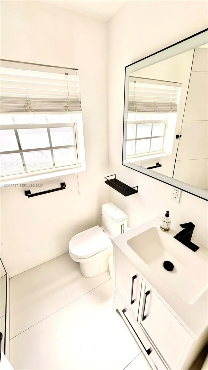 2409 Bayview Dr Fort Lauderdale, FL 33305