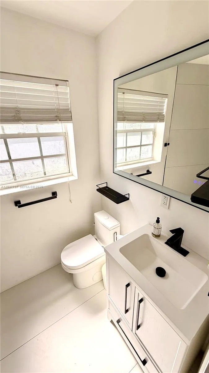 2409 Bayview Dr Fort Lauderdale, FL 33305
