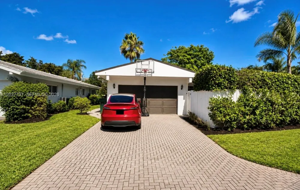 2409 Bayview Dr Fort Lauderdale, FL 33305
