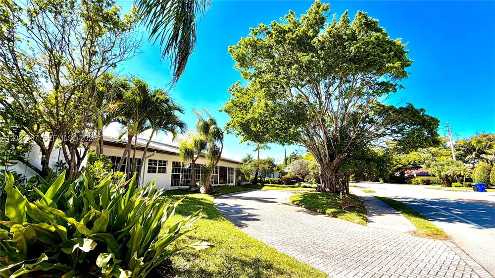 2409 Bayview Dr Fort Lauderdale, FL 33305
