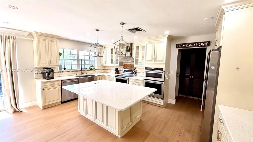 2409 Bayview Dr Fort Lauderdale, FL 33305