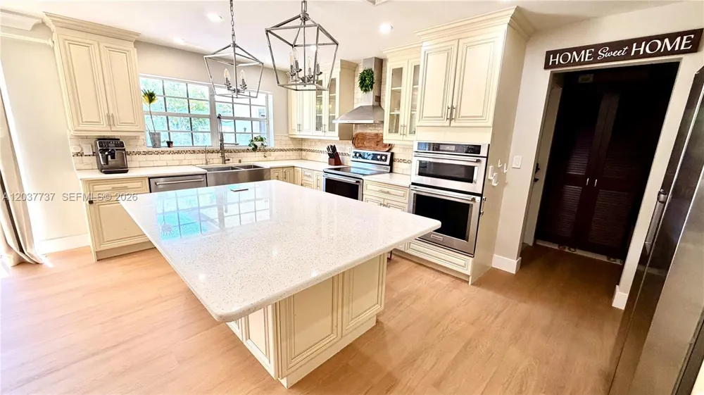 2409 Bayview Dr Fort Lauderdale, FL 33305
