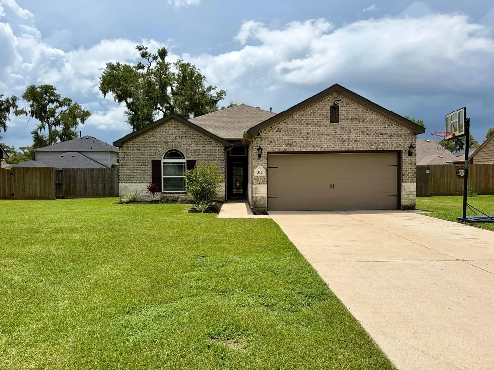 315 Woodhaven Drive West Columbia, TX 77486