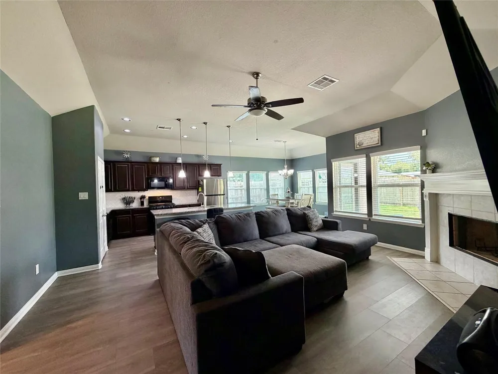 315 Woodhaven Drive West Columbia, TX 77486