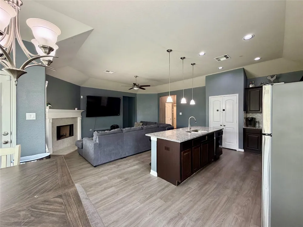 315 Woodhaven Drive West Columbia, TX 77486