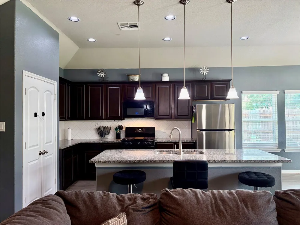 315 Woodhaven Drive West Columbia, TX 77486