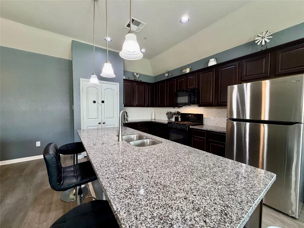 315 Woodhaven Drive West Columbia, TX 77486