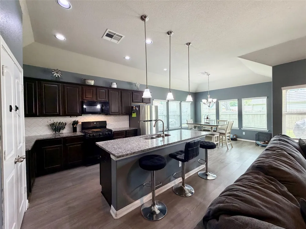 315 Woodhaven Drive West Columbia, TX 77486