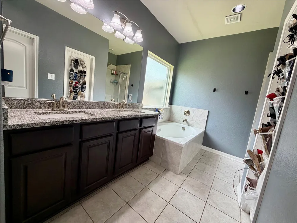 315 Woodhaven Drive West Columbia, TX 77486