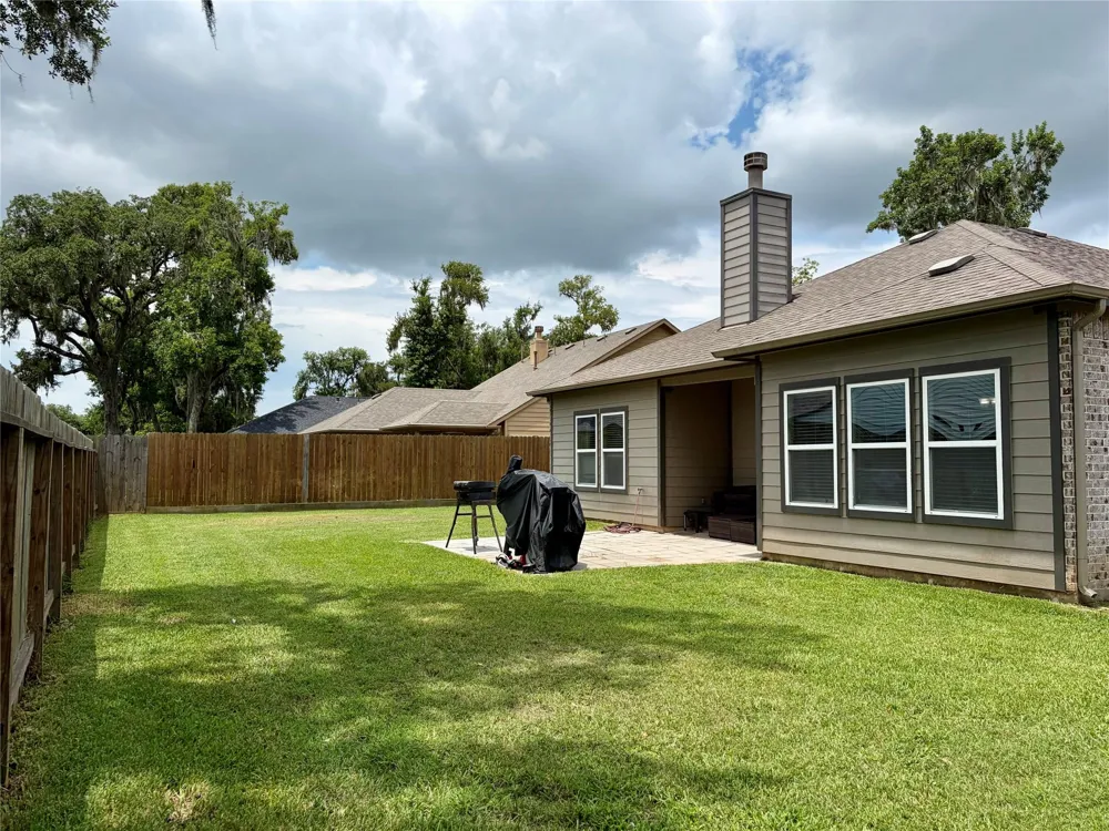315 Woodhaven Drive West Columbia, TX 77486