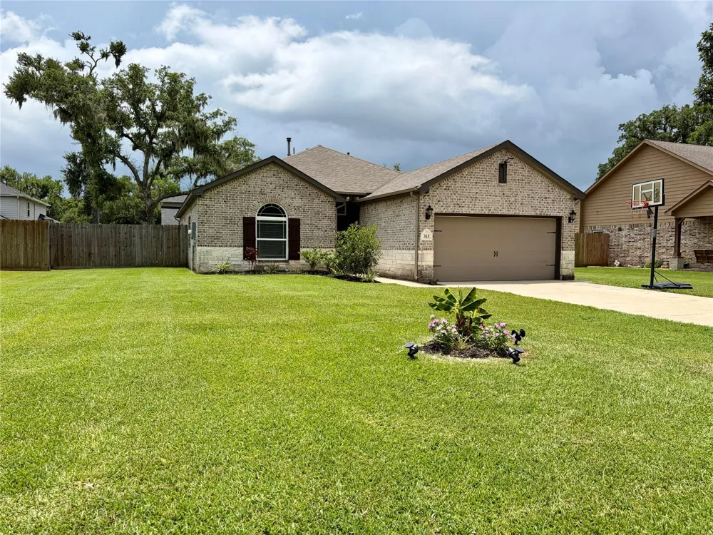 315 Woodhaven Drive West Columbia, TX 77486