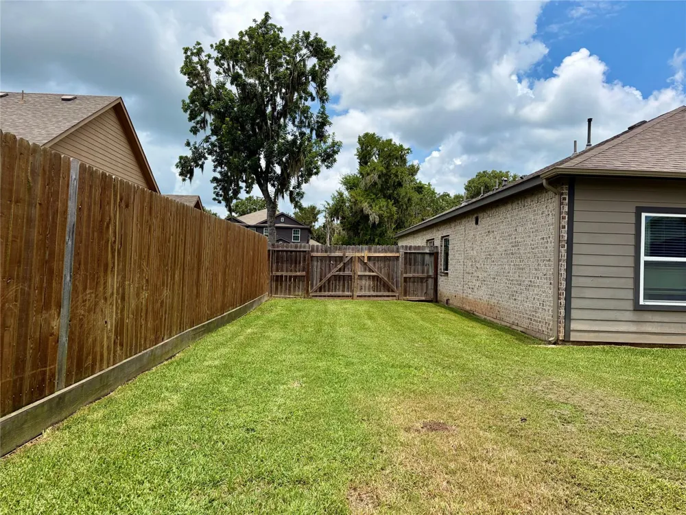 315 Woodhaven Drive West Columbia, TX 77486