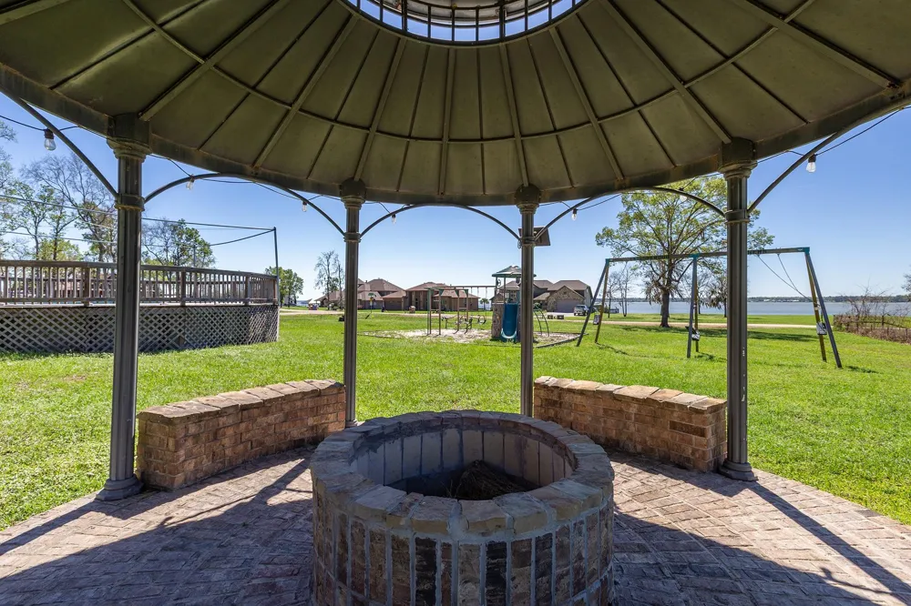 264 Falcon Point Onalaska, TX 77360