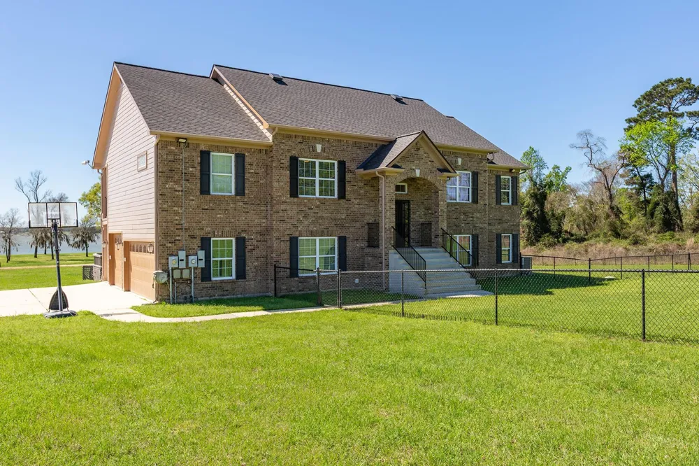 264 Falcon Point Onalaska, TX 77360