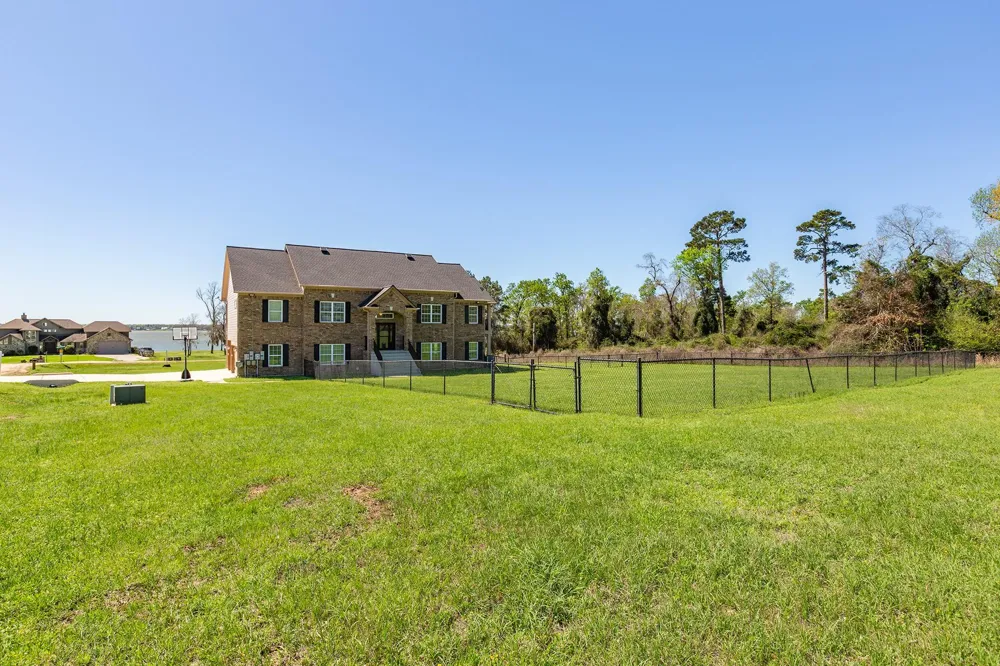 264 Falcon Point Onalaska, TX 77360