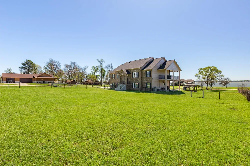 264 Falcon Point Onalaska, TX 77360