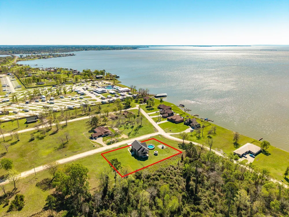 264 Falcon Point Onalaska, TX 77360