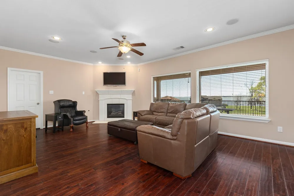 264 Falcon Point Onalaska, TX 77360