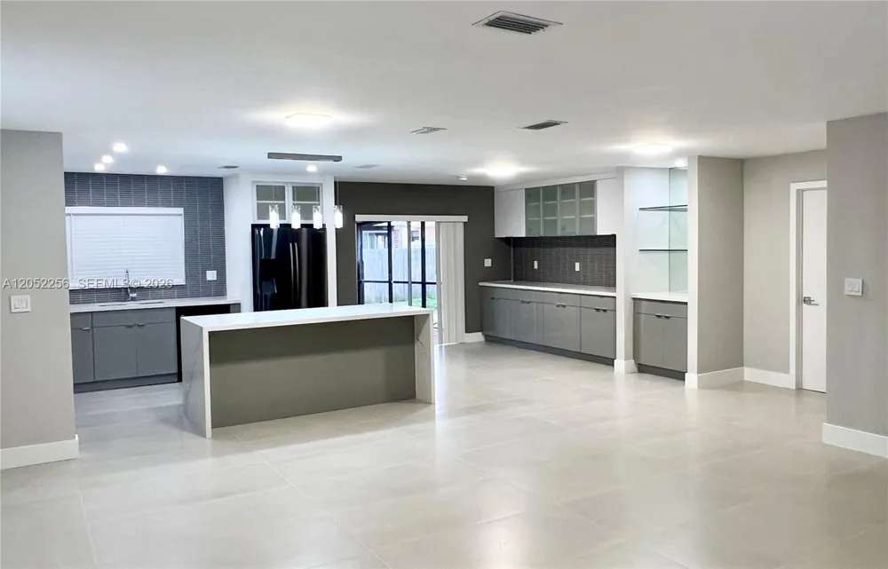 240 SE 7th St Dania Beach, FL 33004
