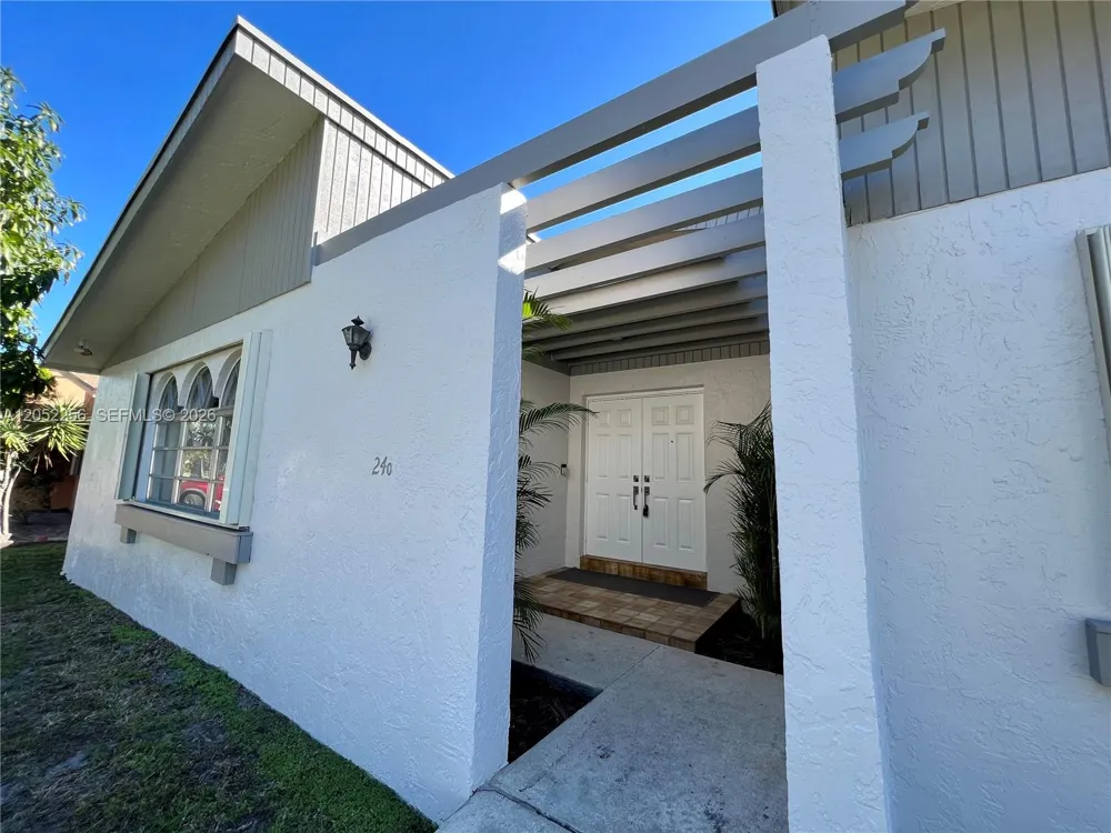 240 SE 7th St Dania Beach, FL 33004
