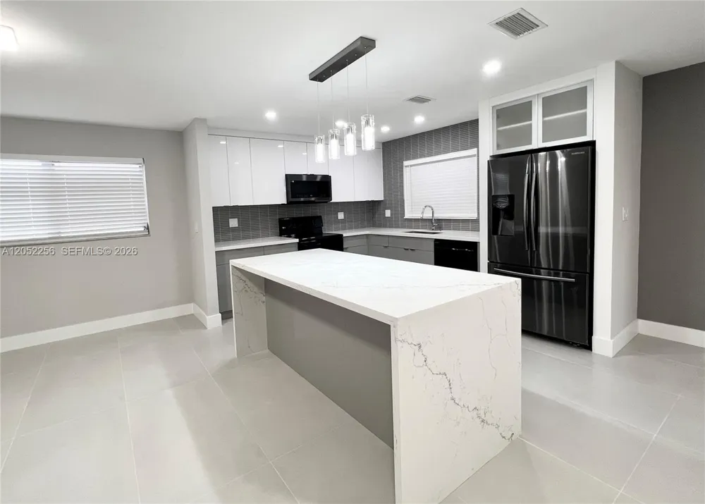 240 SE 7th St Dania Beach, FL 33004