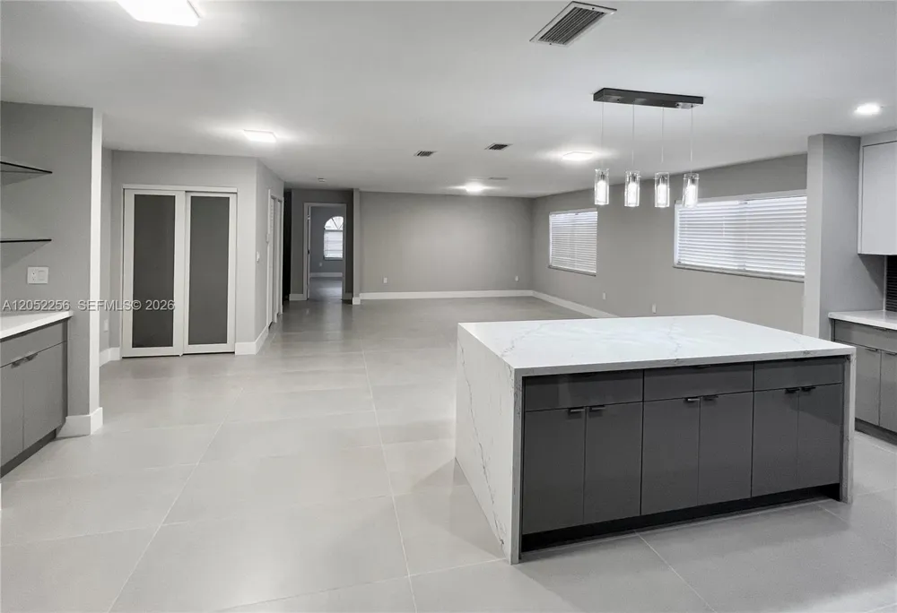 240 SE 7th St Dania Beach, FL 33004