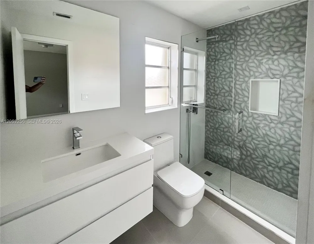 240 SE 7th St Dania Beach, FL 33004