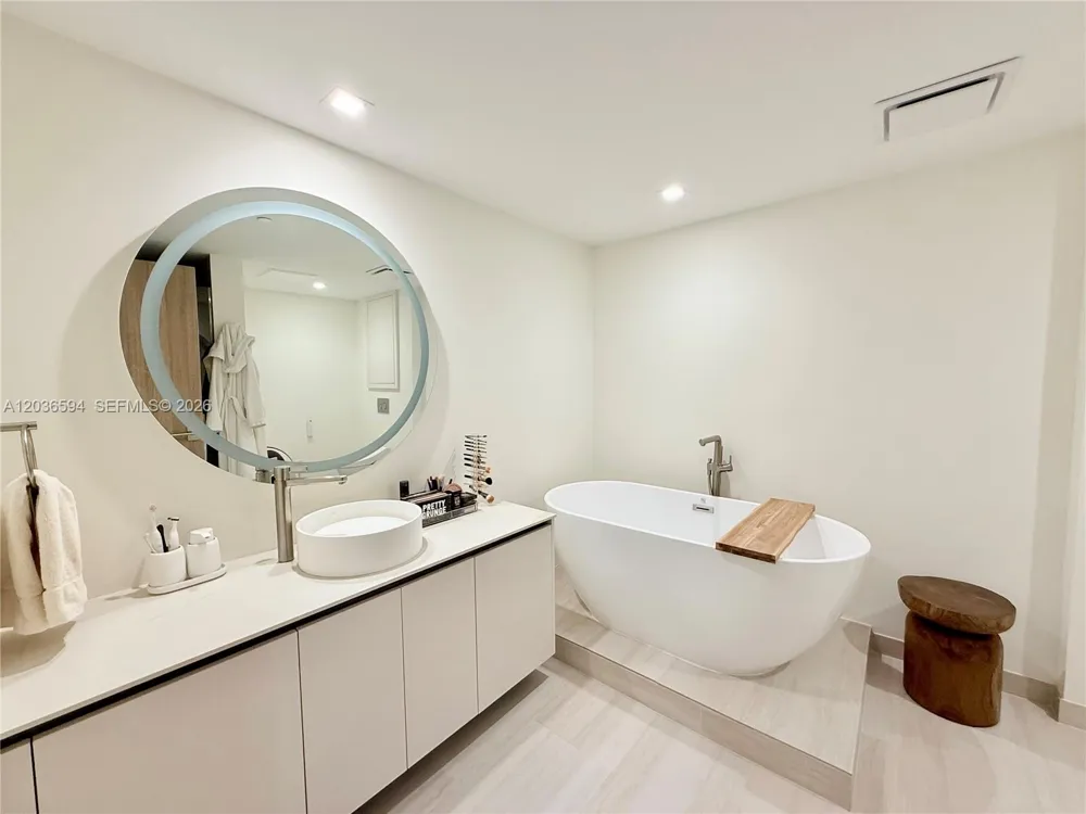 495 Brickell Ave #5106 Miami, FL 33131