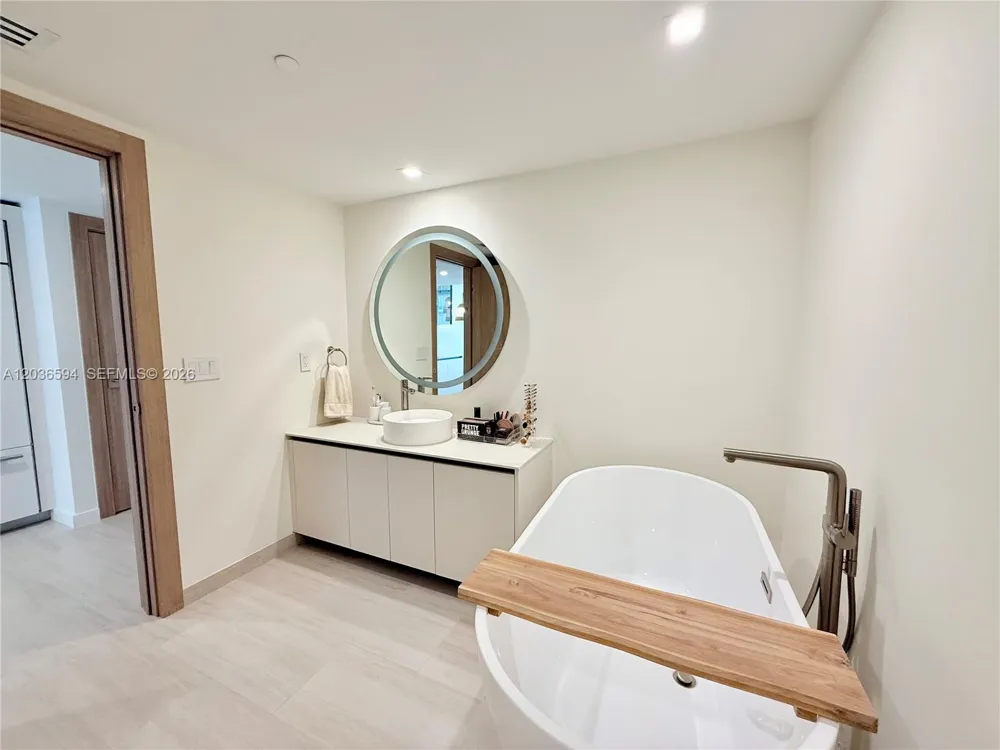 495 Brickell Ave #5106 Miami, FL 33131