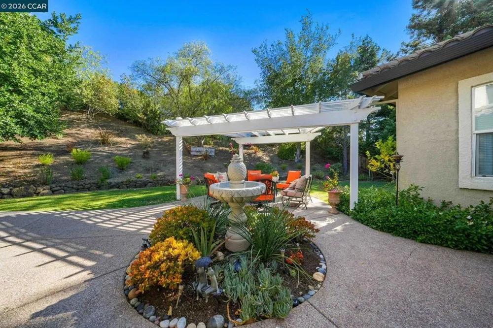 110 Forest Hill Dr Clayton, CA 94517